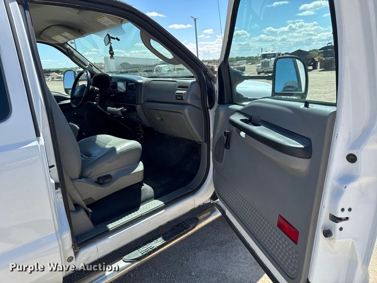 image for item OE9554 2005 Ford F350 Super Duty XL Ext. Cab utility bed pickup truck