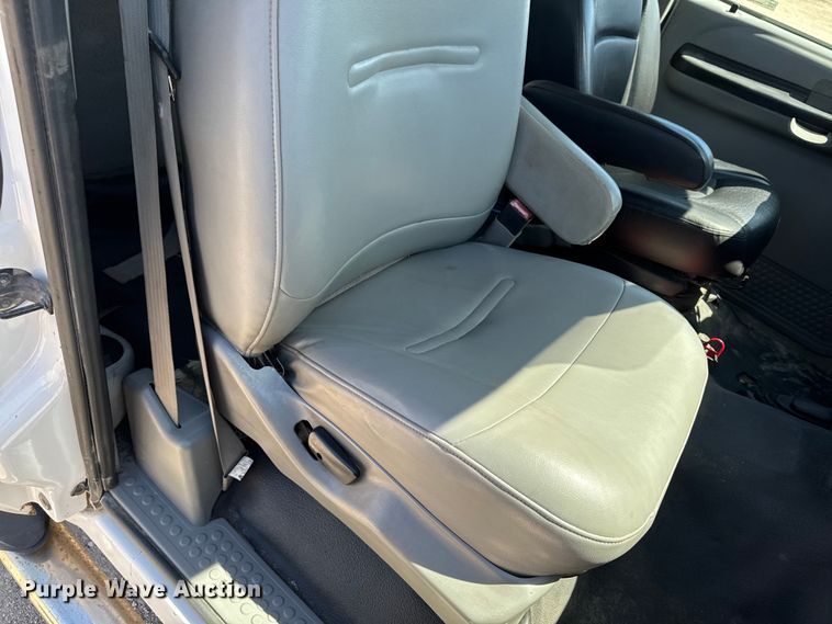 image for item OE9554 2005 Ford F350 Super Duty XL Ext. Cab utility bed pickup truck