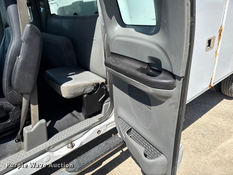 image for item OE9554 2005 Ford F350 Super Duty XL Ext. Cab utility bed pickup truck