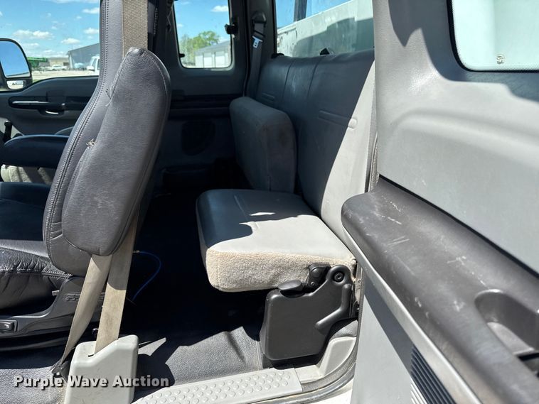 image for item OE9554 2005 Ford F350 Super Duty XL Ext. Cab utility bed pickup truck