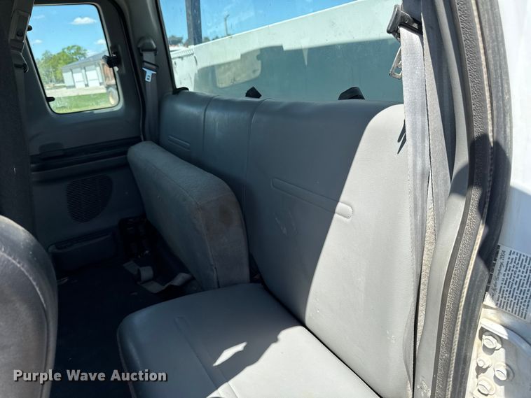 image for item OE9554 2005 Ford F350 Super Duty XL Ext. Cab utility bed pickup truck