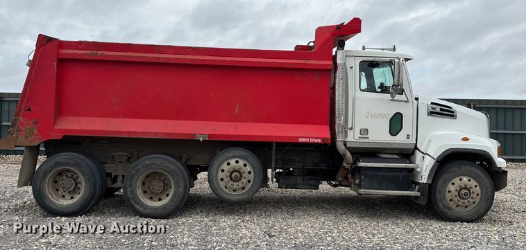 image for item YA1781 2016 Western Star 4700SF dump truck