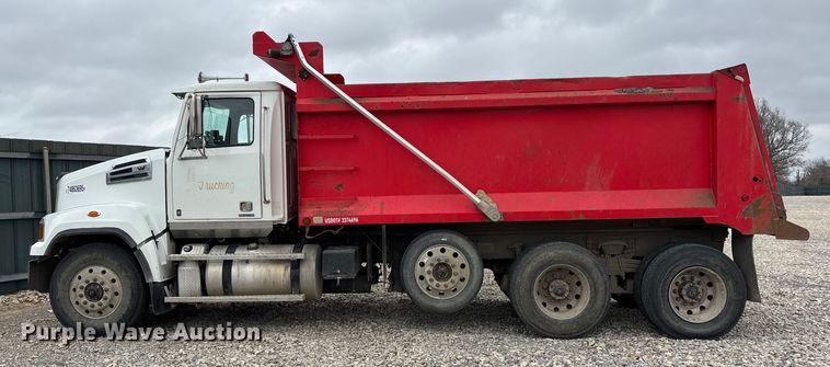 image for item YA1781 2016 Western Star 4700SF dump truck