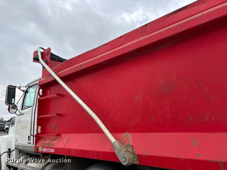 image for item YA1781 2016 Western Star 4700SF dump truck
