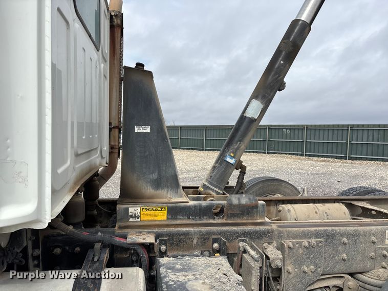 image for item YA1781 2016 Western Star 4700SF dump truck