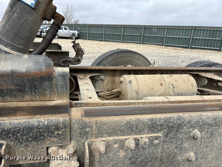 image for item YA1781 2016 Western Star 4700SF dump truck