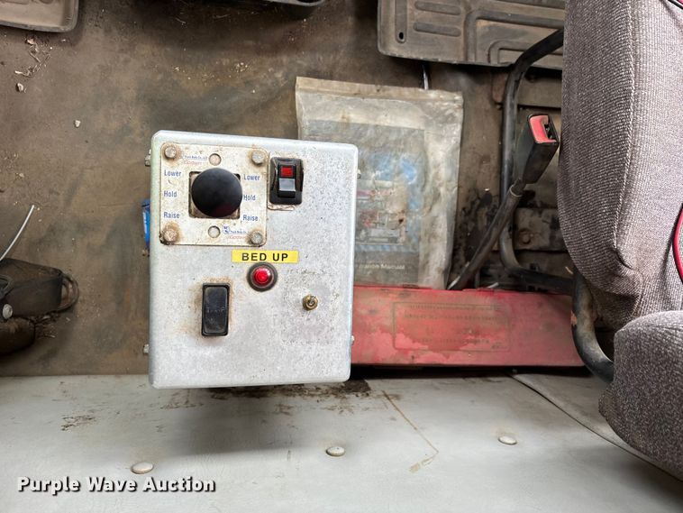 image for item YA1781 2016 Western Star 4700SF dump truck