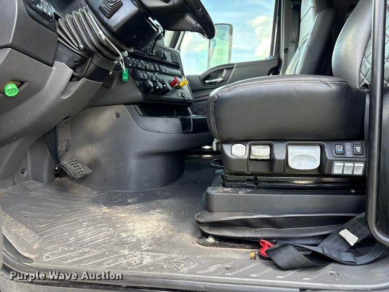 image for item YA2275 2024 International HX520 semi truck