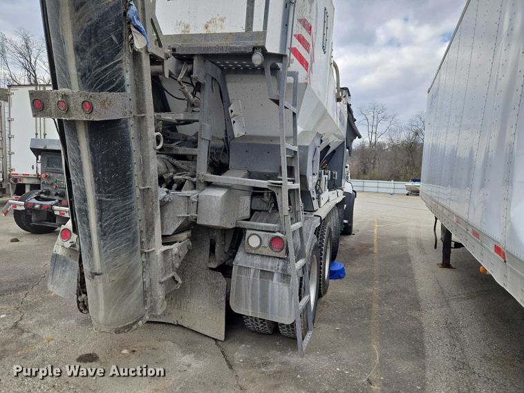 image for item YA2730 2020 Freightliner 114SD volumetric concrete mixer truck