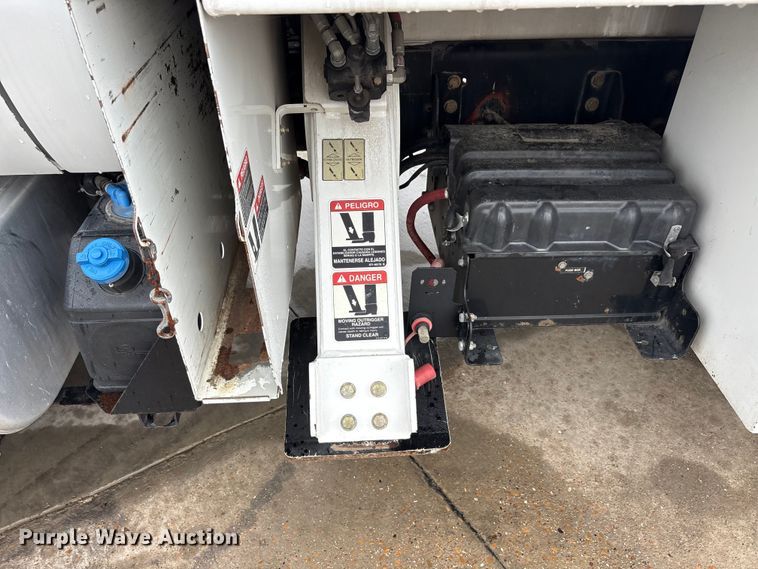 image for item YA2805 2015 Ford F750 Super Duty forestry bucket truck