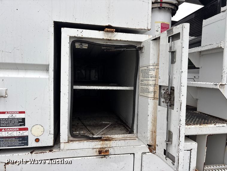 image for item YA2805 2015 Ford F750 Super Duty forestry bucket truck