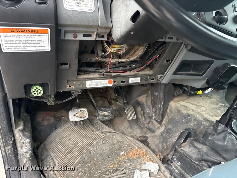 image for item YA2805 2015 Ford F750 Super Duty forestry bucket truck