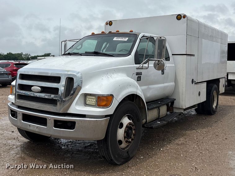 image for item YA2811 2009 Ford F750 Super Duty chipper truck
