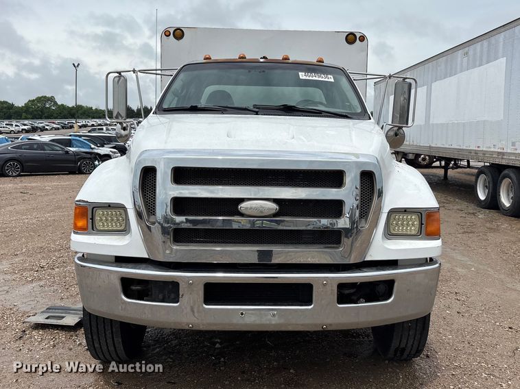 image for item YA2811 2009 Ford F750 Super Duty chipper truck