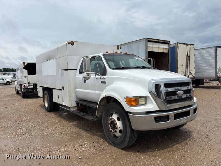 image for item YA2811 2009 Ford F750 Super Duty chipper truck