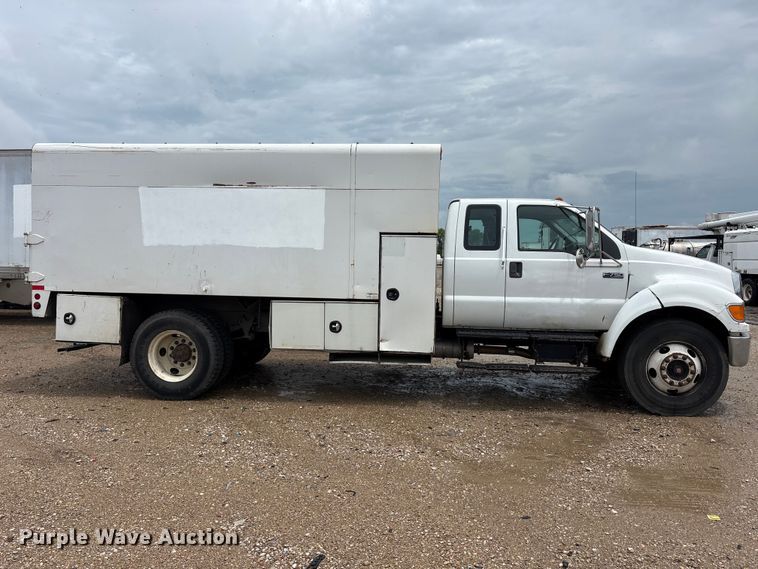 image for item YA2811 2009 Ford F750 Super Duty chipper truck