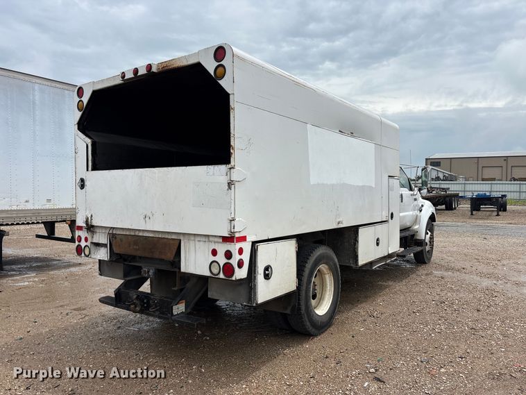 image for item YA2811 2009 Ford F750 Super Duty chipper truck