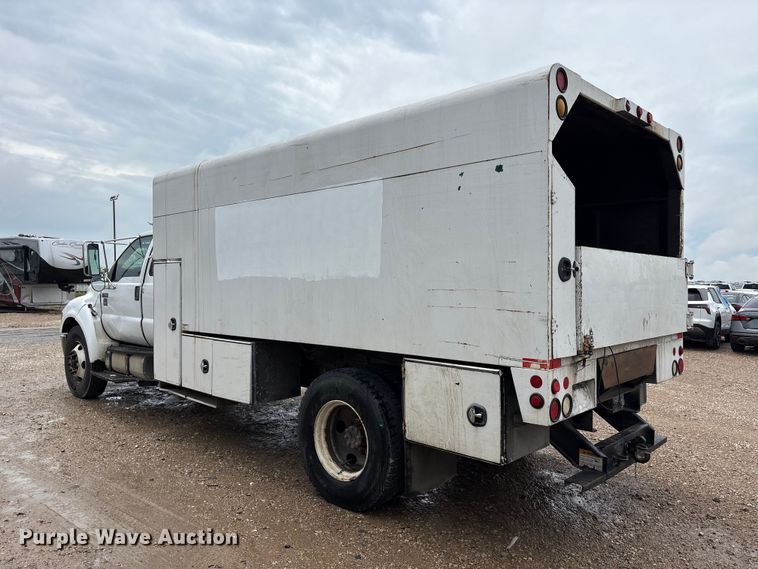 image for item YA2811 2009 Ford F750 Super Duty chipper truck