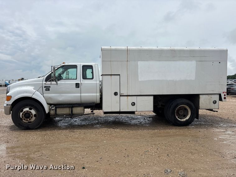 image for item YA2811 2009 Ford F750 Super Duty chipper truck