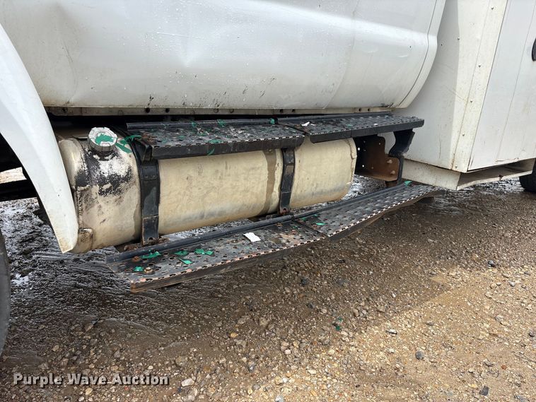 image for item YA2811 2009 Ford F750 Super Duty chipper truck