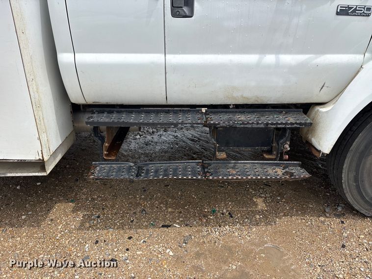 image for item YA2811 2009 Ford F750 Super Duty chipper truck