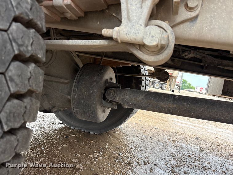 image for item YA2811 2009 Ford F750 Super Duty chipper truck