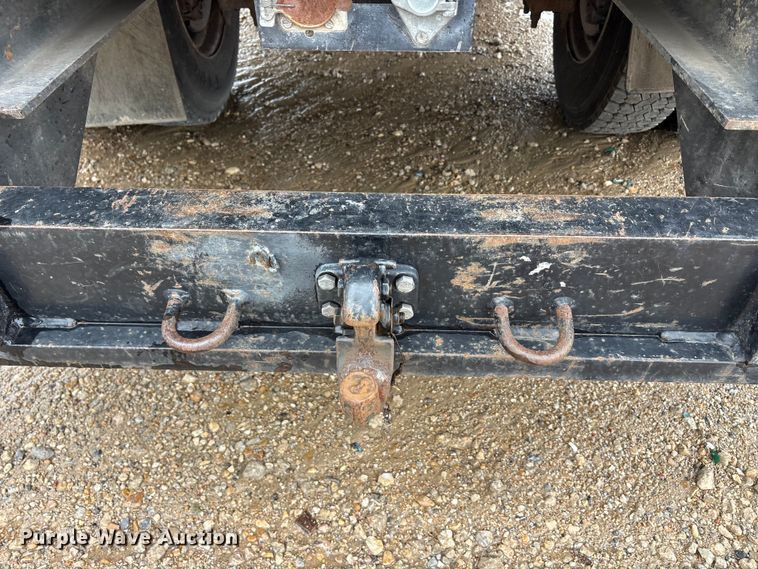 image for item YA2811 2009 Ford F750 Super Duty chipper truck