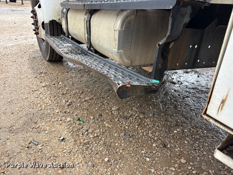 image for item YA2811 2009 Ford F750 Super Duty chipper truck