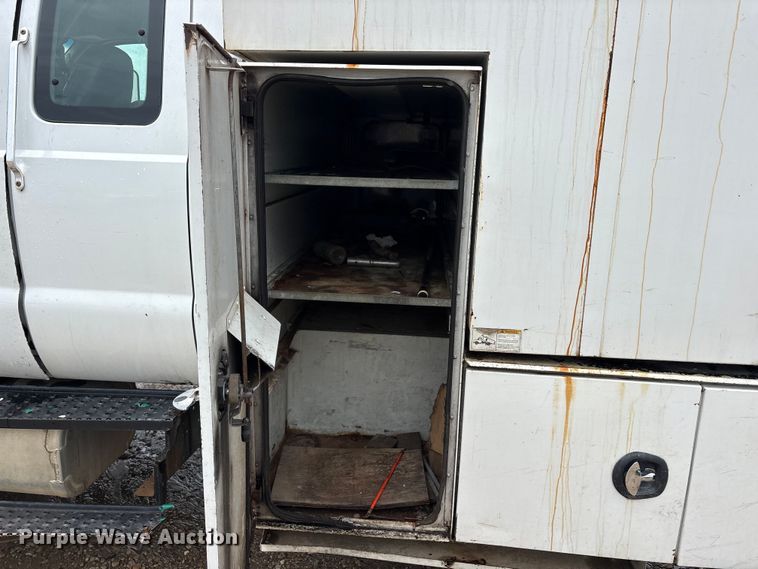 image for item YA2811 2009 Ford F750 Super Duty chipper truck