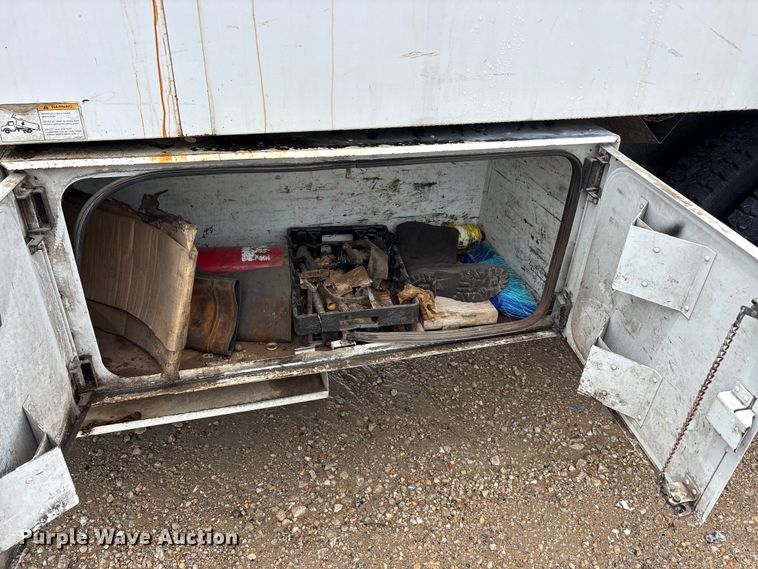 image for item YA2811 2009 Ford F750 Super Duty chipper truck