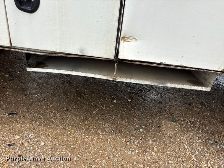image for item YA2811 2009 Ford F750 Super Duty chipper truck