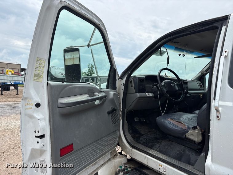 image for item YA2811 2009 Ford F750 Super Duty chipper truck