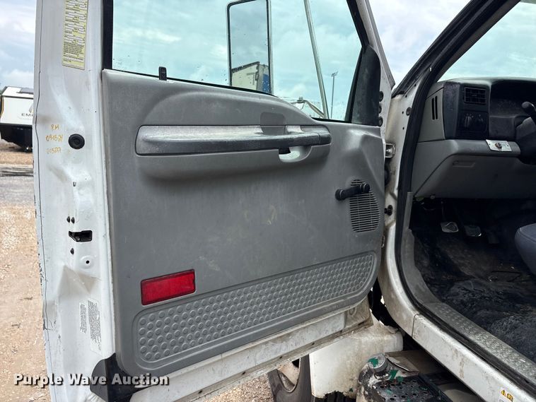 image for item YA2811 2009 Ford F750 Super Duty chipper truck