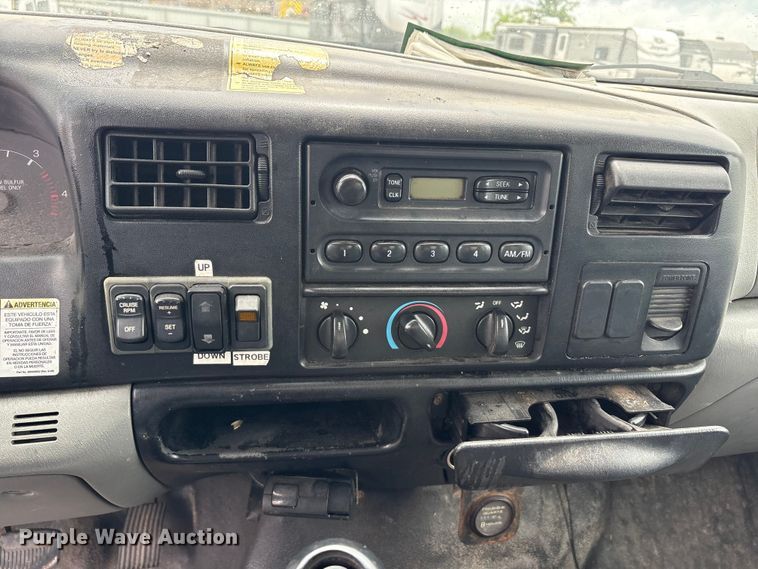image for item YA2811 2009 Ford F750 Super Duty chipper truck
