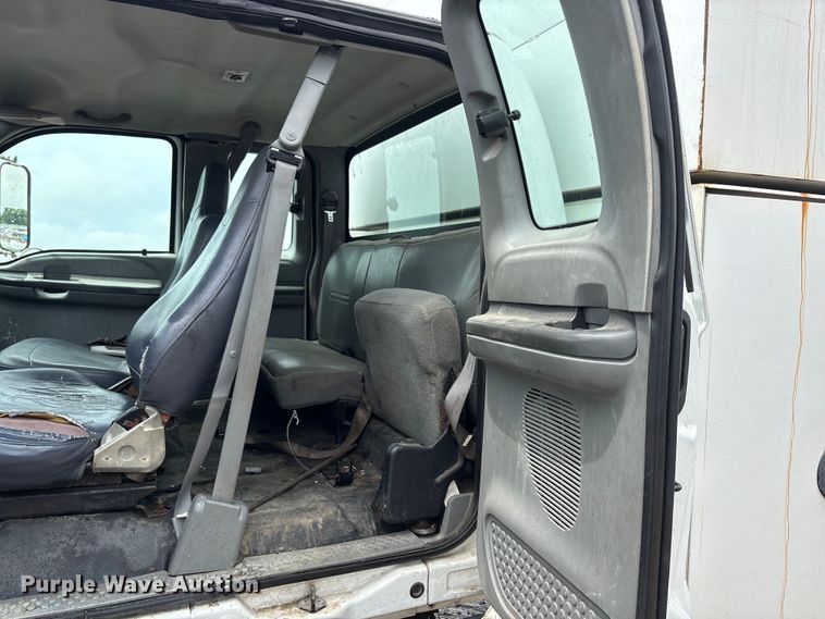image for item YA2811 2009 Ford F750 Super Duty chipper truck