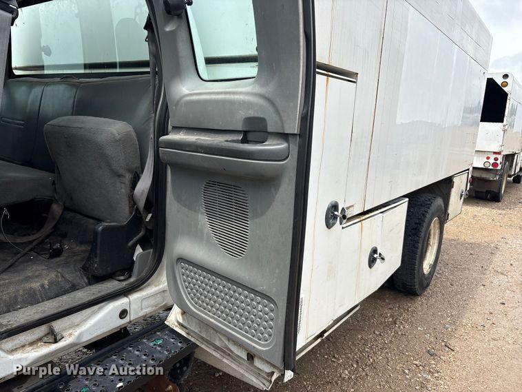 image for item YA2811 2009 Ford F750 Super Duty chipper truck