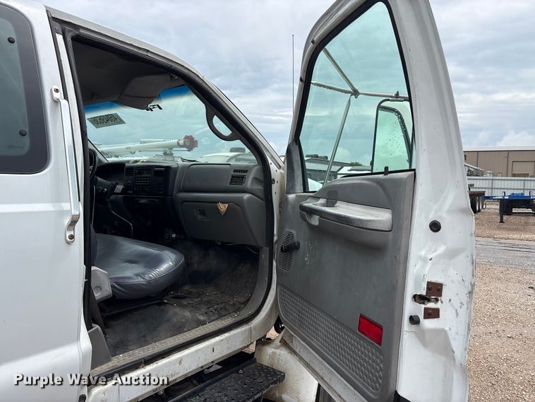 image for item YA2811 2009 Ford F750 Super Duty chipper truck