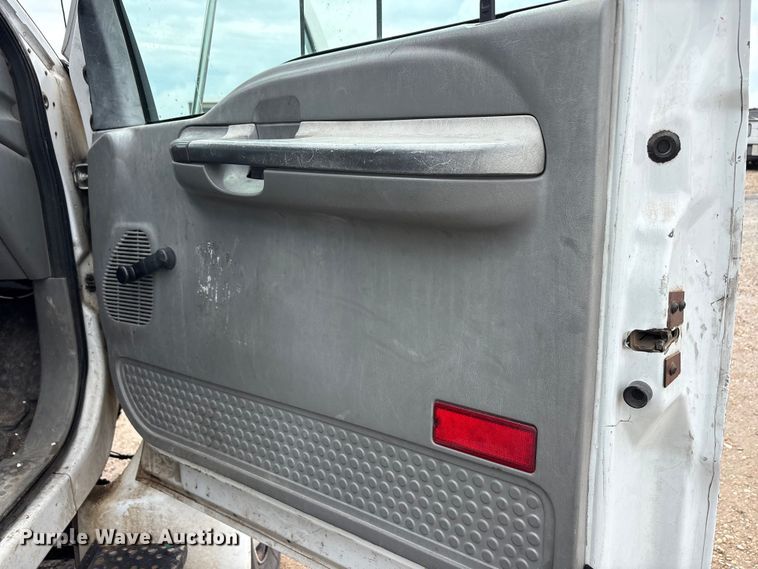 image for item YA2811 2009 Ford F750 Super Duty chipper truck