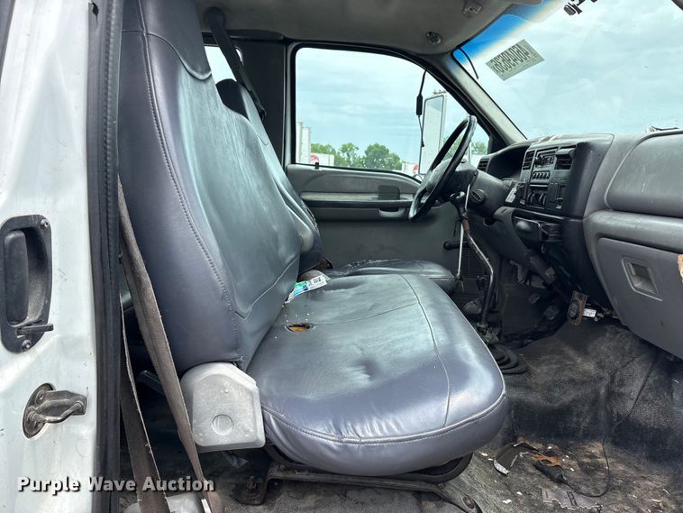 image for item YA2811 2009 Ford F750 Super Duty chipper truck