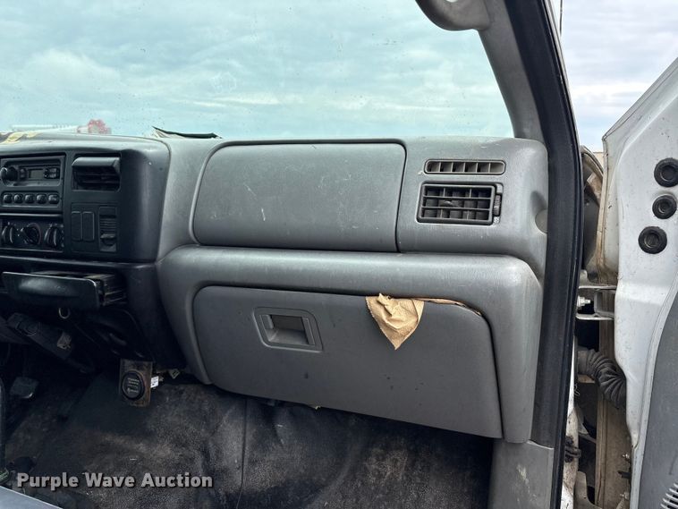 image for item YA2811 2009 Ford F750 Super Duty chipper truck