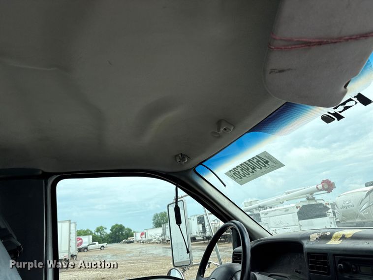 image for item YA2811 2009 Ford F750 Super Duty chipper truck