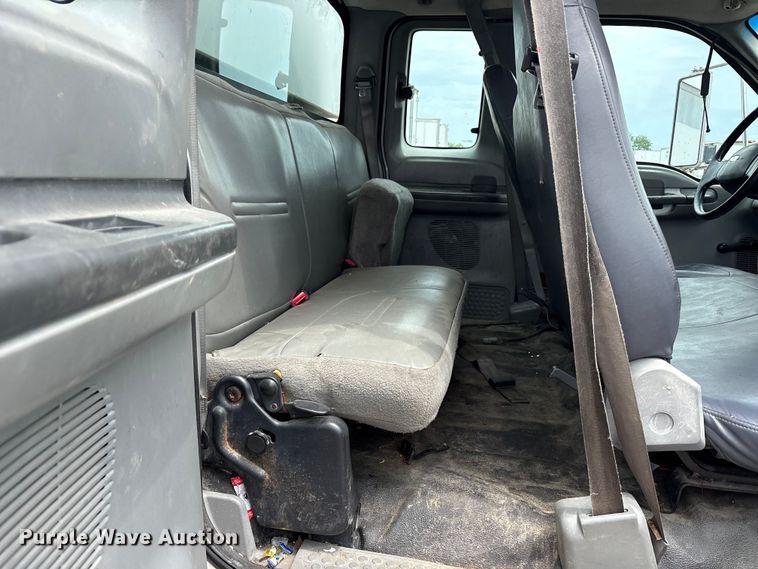 image for item YA2811 2009 Ford F750 Super Duty chipper truck