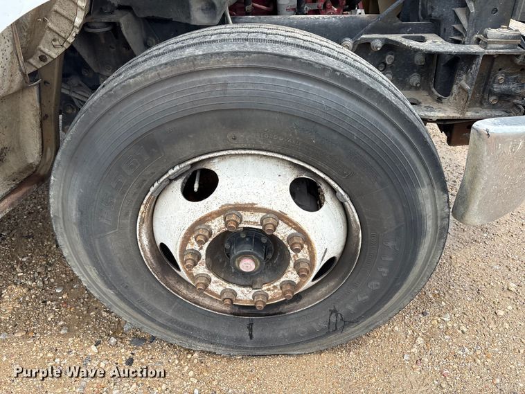 image for item YA2811 2009 Ford F750 Super Duty chipper truck