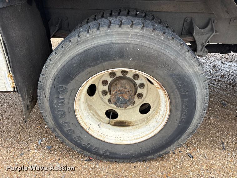 image for item YA2811 2009 Ford F750 Super Duty chipper truck