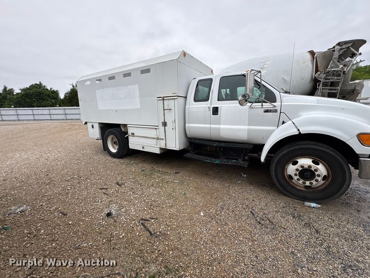 image for item YA2813 2011 Ford F750 Super Duty chipper truck