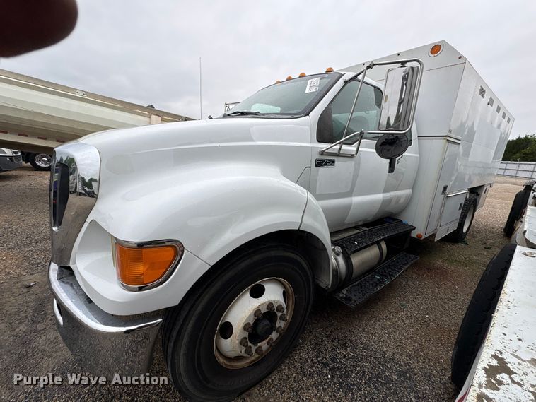 image for item YA2813 2011 Ford F750 Super Duty chipper truck
