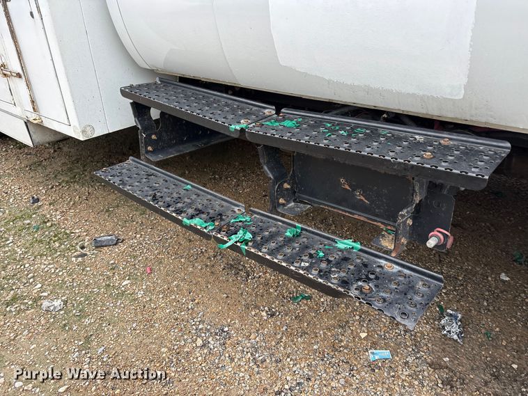 image for item YA2813 2011 Ford F750 Super Duty chipper truck