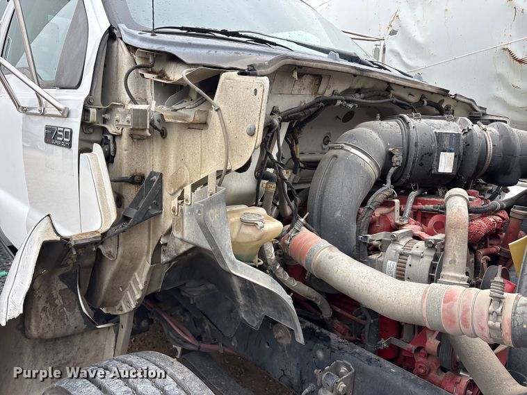 image for item YA2813 2011 Ford F750 Super Duty chipper truck