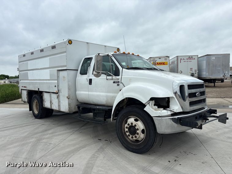 image for item YA2814 2015 Ford F650 Super Duty chipper truck