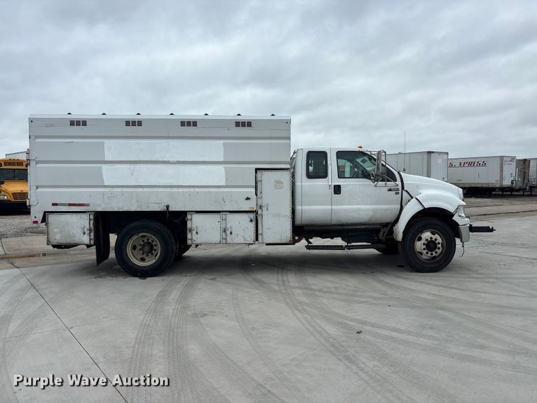image for item YA2814 2015 Ford F650 Super Duty chipper truck